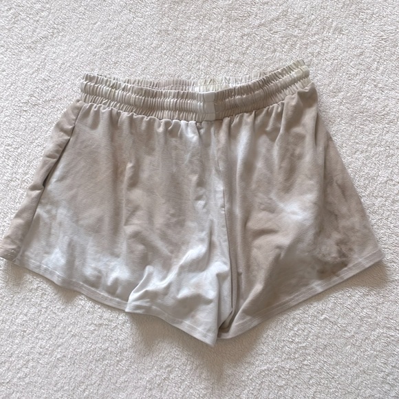 Beige and white two piece set🧑🎨 - Picture 3 of 4